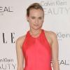 Diane Kruger très en beauté avec sa robe corail et ses sandales à fines lanières, le tout signé Calvin Klein, sans oublier sa pochette Jimmy Choo à la main.