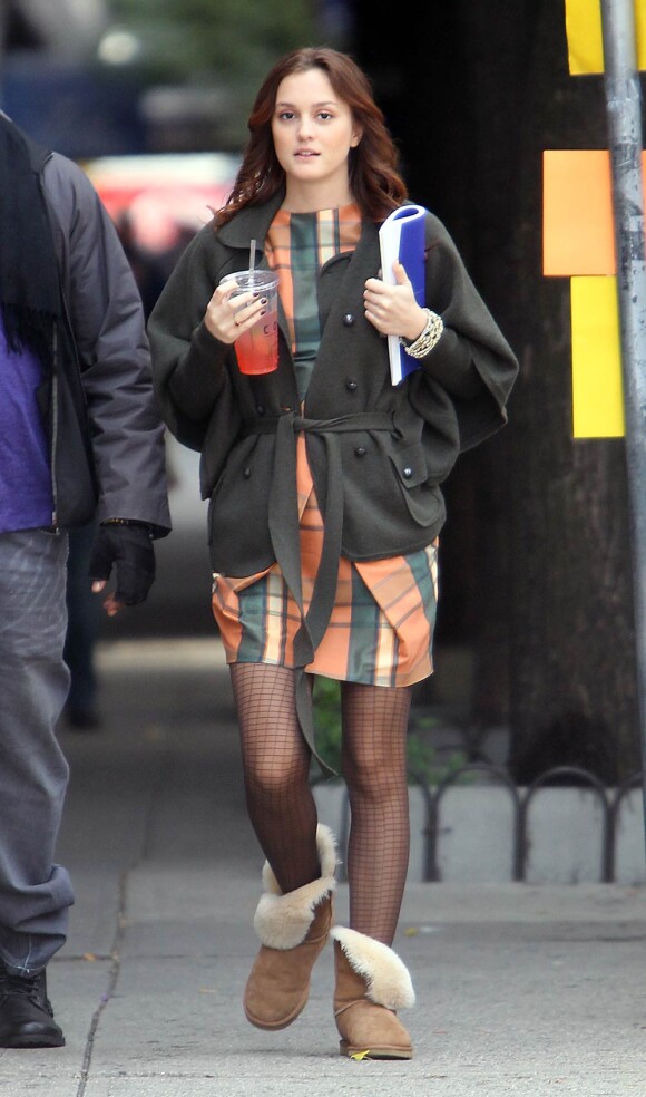 Leighton Meester dans une robe tartan orange de chez Barneys New York... 