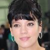 Lily Allen pose lors du défilé Chanel au Grand Palais à Paris en octobre 2010