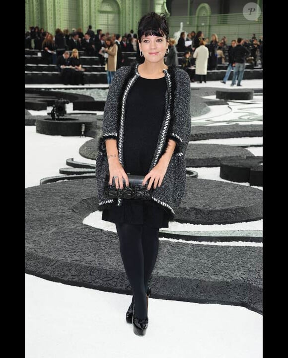 Lily Allen pose lors du défilé Chanel au Grand Palais à Paris en octobre 2010