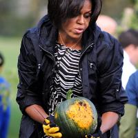 Michelle Obama : Stylée pour jardiner, elle se met à régner sur la bourse !