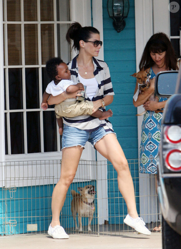 Sandra Bullock et son petit garçon Louis, à Austin au Texas, le 18/10/10. Elle a emmené ses chiens se faire toiletter.
