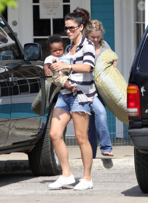 Sandra Bullock et son petit garçon Louis, à Austin au Texas, le 18/10/10. Elle a emmené ses chiens se faire toiletter.