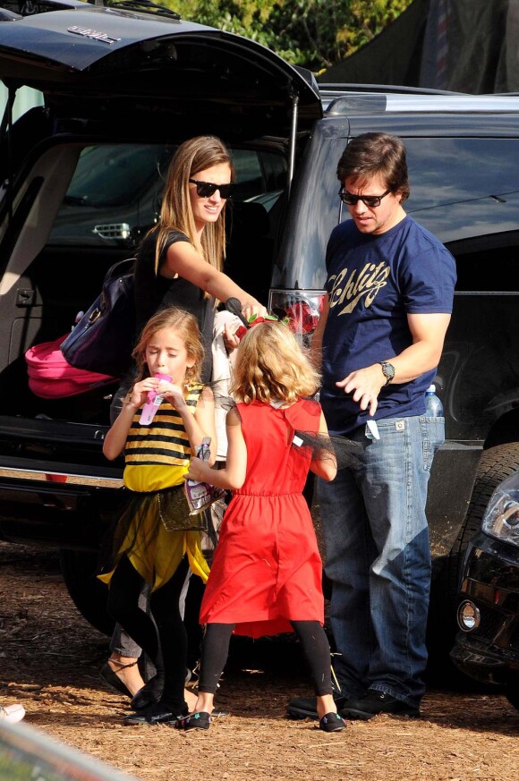 Mark Wahlberg, sa femme Rhea et leurs deux petits font leur shopping citrouilles, à West Hollywood, le 23 octobre 2010