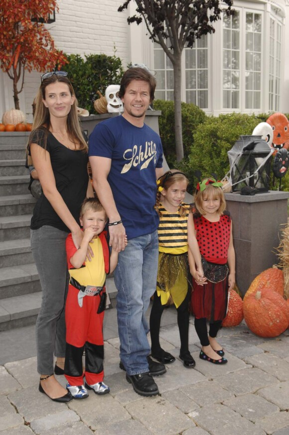 Mark Wahlberg, sa femme Rhea et leurs deux petits au carnaval organisé par les magasins Pottery Barn Kids pour l'assocition Operation Smile, le 23 octobre 2010
