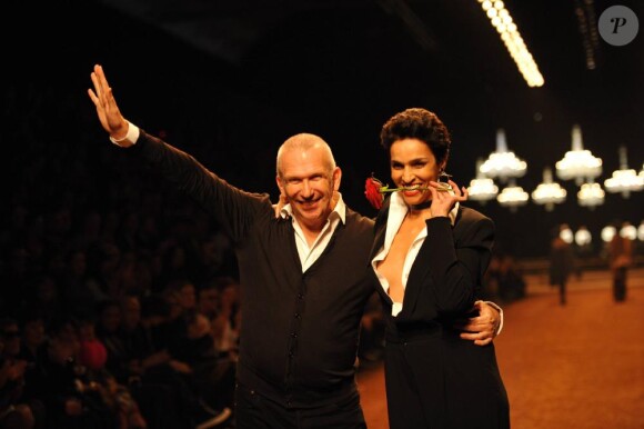 Jean-Paul Gaultier lors de son dernier défilé pour Hermès en octobre 2010. Ici, avec Farida Khelfa