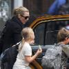 Kate Winslet récupérant ses enfants Mia et Joe après l'école à New York le 26 octobre 2010