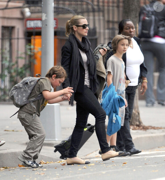 Kate Winslet récupérant ses enfants Mia et Joe après l'école à New York le 26 octobre 2010