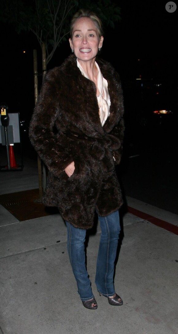 Sharon Stone le soir du 25 octobre 2010 dans les rues de Los Angeles