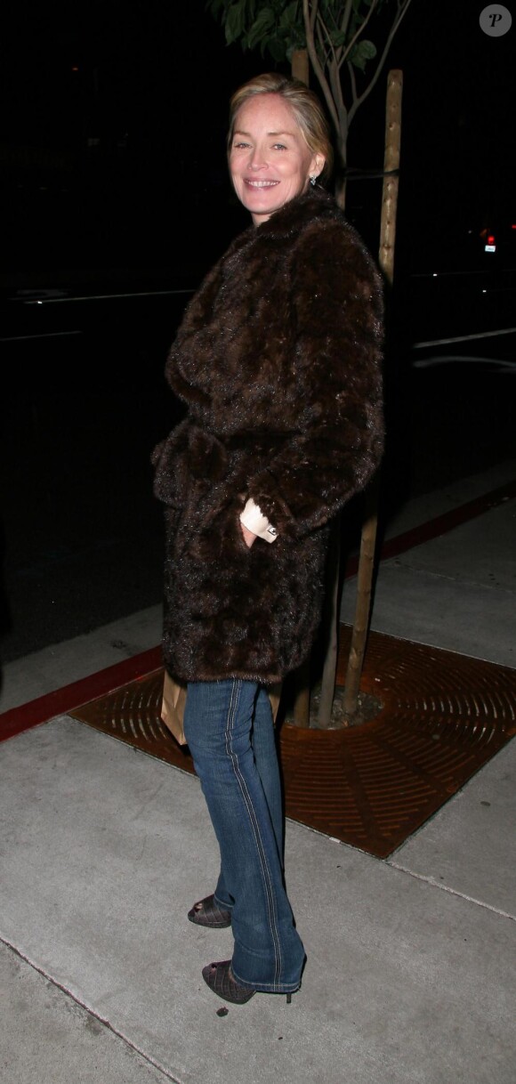 Sharon Stone le soir du 25 octobre 2010 dans les rues de Los Angeles