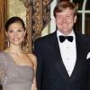 Victoria de Suède prenait part jeudi 28 octobre à un dîner donné à Noordijk (Pays-Bas), en l'honneur du 50e anniversaire de la Chambre de commerce suédoise. Son ami le prince héritier Willem-Alexander des Pays-Bas était son cavalier.