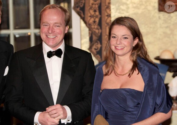 Victoria de Suède prenait part jeudi 28 octobre à un dîner donné à Noordijk (Pays-Bas), en l'honneur du 50e anniversaire de la Chambre de commerce suédoise. Le prince Carlos de Bourbon-Parme, président de l'Insid, et sa femme également.