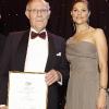 Victoria de Suède prenait part jeudi 28 octobre à un dîner donné à Noordijk (Pays-Bas), en l'honneur du 50e anniversaire de la Chambre de commerce suédoise. Elle a remis un prix au fondateur d'Ikea, Ingvar Kamprad.