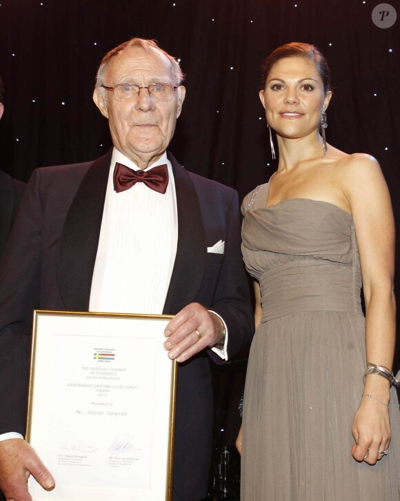 Victoria de Suède prenait part jeudi 28 octobre à un dîner donné à Noordijk (Pays-Bas), en l'honneur du 50e anniversaire de la Chambre de commerce suédoise. Elle a remis un prix au fondateur d'Ikea, Ingvar Kamprad.