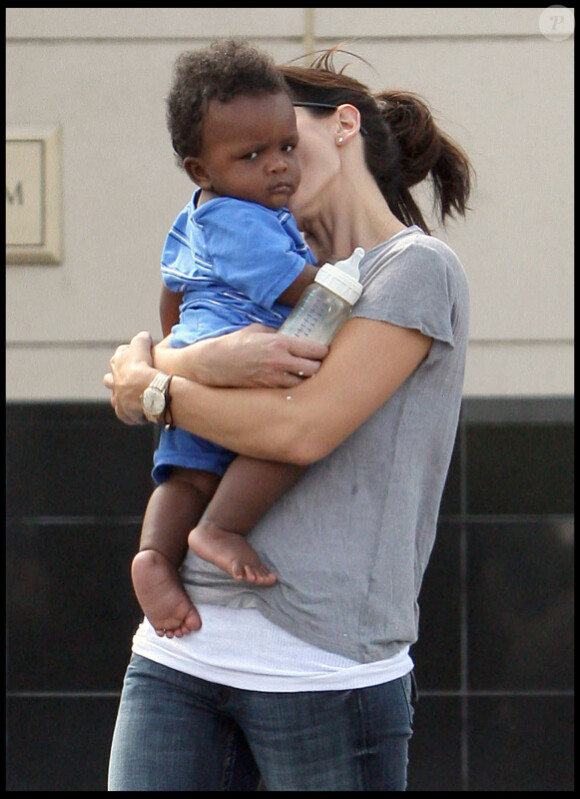 Sandra Bullock et son fils Louis font du shopping à Austin accompagnés par un bodyguard le 21 octobre 2010