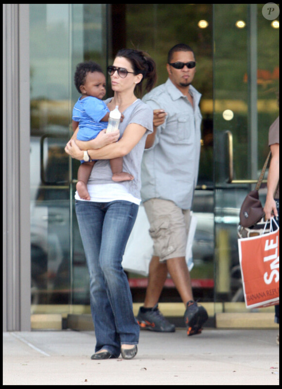Sandra Bullock et son fils Louis font du shopping à Austin accompagnés par un bodyguard le 21 octobre 2010