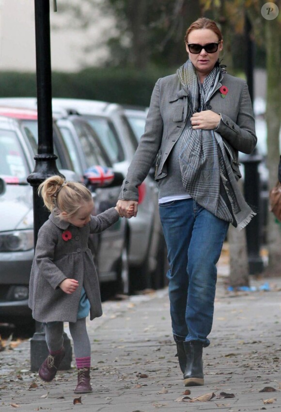 Stella McCartney très enceinte, accompagne sa fille Bailey à l'école, le 2 novembre 2010