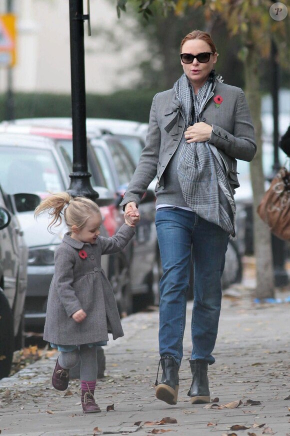 Stella McCartney très enceinte, accompagne sa fille Bailey à l'école, à Londres, le 2 novembre 2010