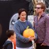 Simon Baker et sa femme Rebecca emmènent leurs enfants au parc d'attraction Shawn's Pumpkin Patch, à Santa Monica, le 16 octobre 2010
