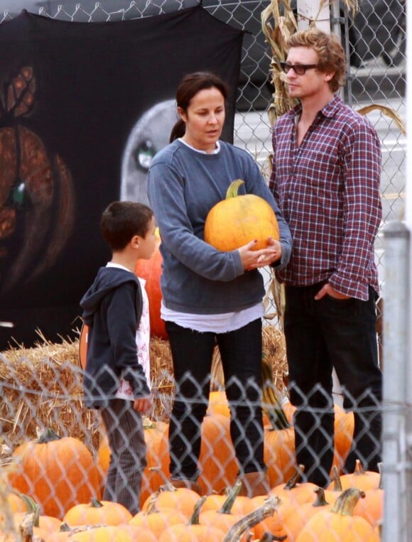 Simon Baker et sa femme Rebecca emmènent leurs enfants au parc d'attraction Shawn's Pumpkin Patch, à Santa Monica, le 16 octobre 2010