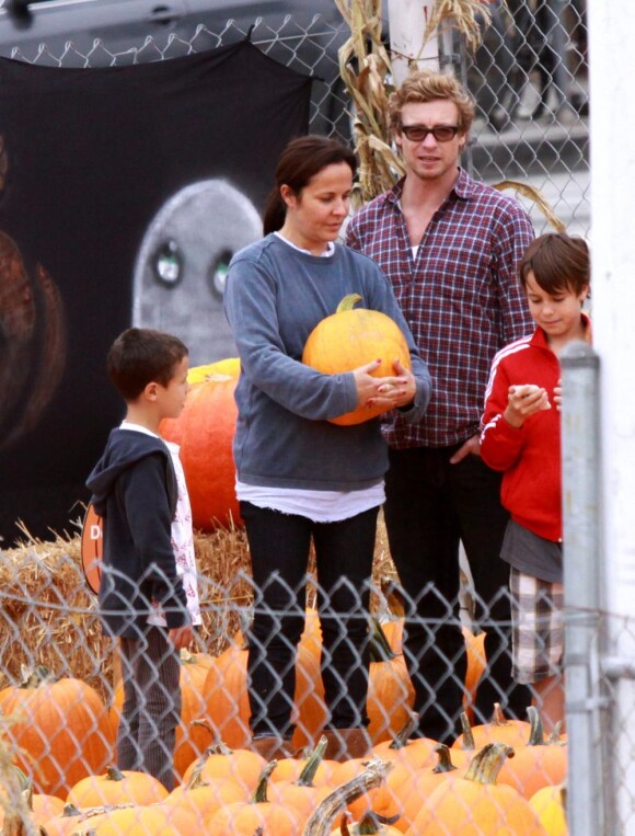 Simon Baker et sa femme Rebecca emmènent leurs enfants au parc d'attraction Shawn's Pumpkin Patch, à Santa Monica, le 16 octobre 2010