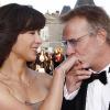 En couple depuis 2007 avec Sophie Marceau, Christophe Lambert ne tarit pas d'éloges au sujet de l'actrice. Tous les deux vivent une histoire "juste, simple, vraie".