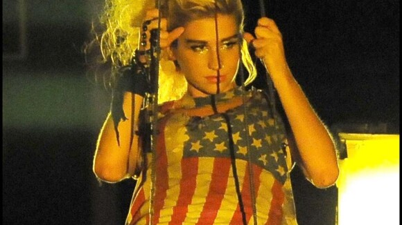 Quand Kesha la cannibale transforme le drapeau américain en tenue sexy...