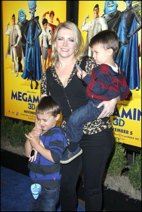 Melissa Joan Hart et ses deux enfants lors de l'avant-première de Megamind, à l'AMC Lincoln Square Theatre de New York, le 3 novembre 2010.