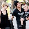 Ashley Simpson, son mari Pete wentz et leur fils Bronx Mowgli font du shopping à Beverly Hills, le 3 novembre 2010