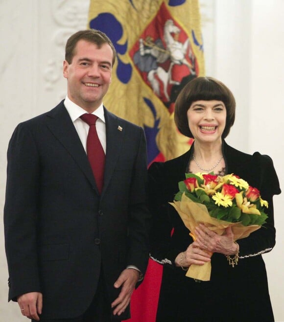 Mireille Mathieu reçoit des mains du président Medvedev l'Ordre de l'Amitié, à Moscou, le 4 novembre 2010