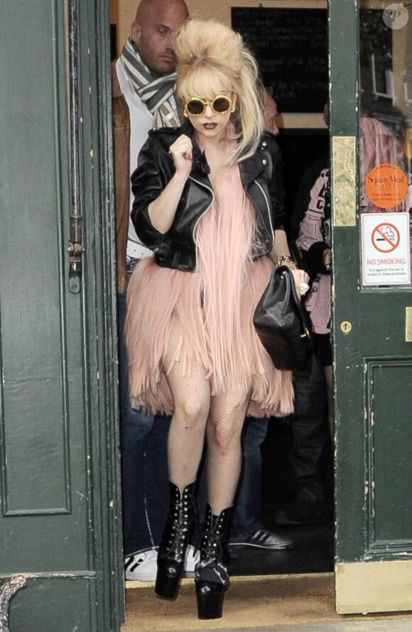 Lady Gaga surprise à la sortie d'un pub à Londres le 21 octobre 2010