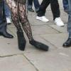 Lady Gaga marche avec difficultés sur ses platform shoes à Londres le 23 octobre 2010