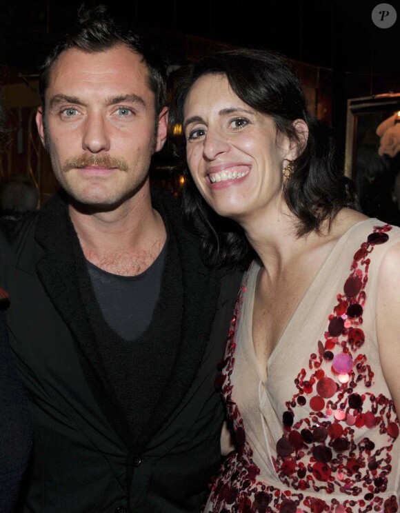Soirée hommage à Isabella Blow, au Fumoir à Londres, le 8 nvoembre 2010 : Jude Law et Lauren Goldstein Crowe