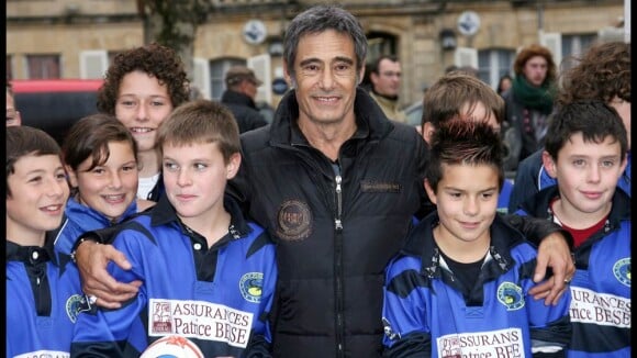 Gérard Lanvin et Olivier Marchal entourés d'enfants pour l'amour du rugby !