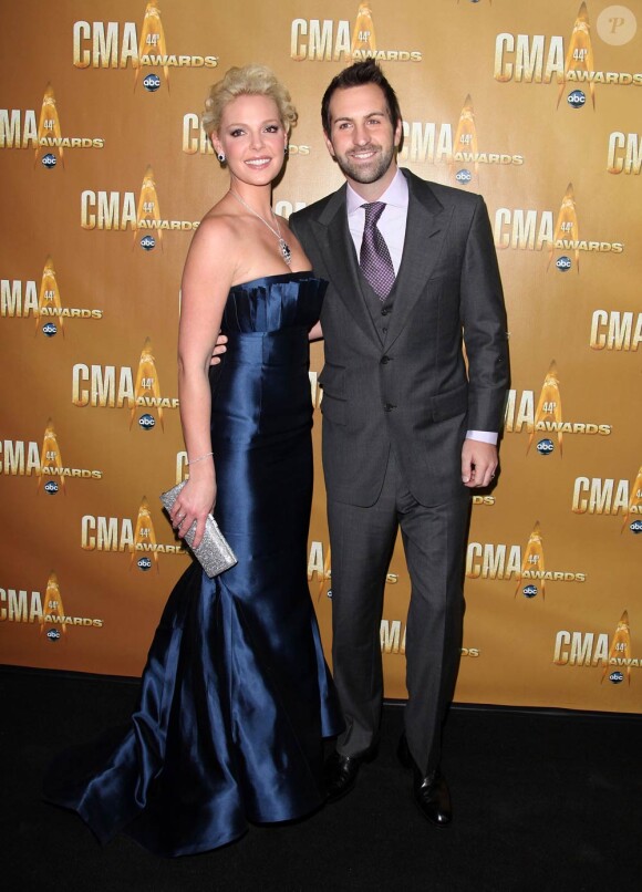 Les CMA Awards, le 10 novembre 2010 à Nashville, ont attiré de nombreuses stars au sommet de leur art : parmi elles, Katherine Heigl et Josh Kelley, beau-frère de Charles Kelley du groupe Lady Antebellum.