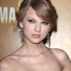 Les CMA Awards, le 10 novembre 2010 à Nashville, ont attiré de nombreuses stars au sommet de leur art : parmi elles, Taylor Swift, éblouissante en Zac Posen avant de se changer pour monter sur scène.