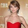 Les CMA Awards, le 10 novembre 2010 à Nashville, ont attiré de nombreuses stars au sommet de leur art : parmi elles, Taylor Swift, éblouissante en Zac Posen avant de se changer pour monter sur scène.