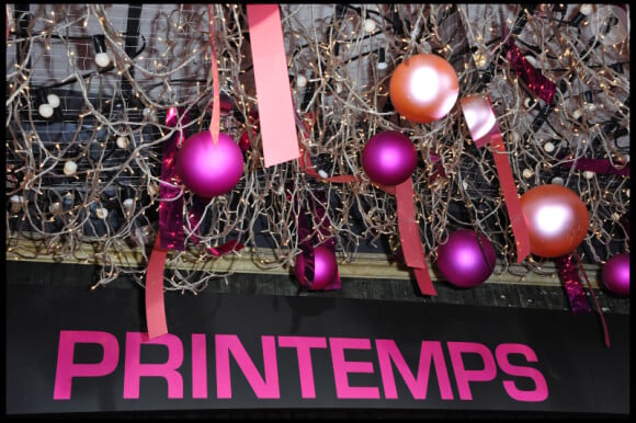 Le printemps a confié au créateur Elbar Elbaz la réalisation de sa vitrine de noël.