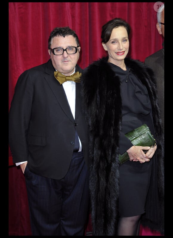 Alber Elbaz et Kristin Scott Thomas le 10 novembre 2010 à Paris pour l'inauguration de la vitrine du Printemps