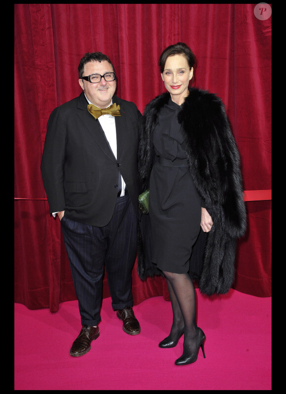 Alber Elbaz et Kristin Scott Thomas prennent la pause devant un parterre de photographes à Paris le 10 novembre 2010.
