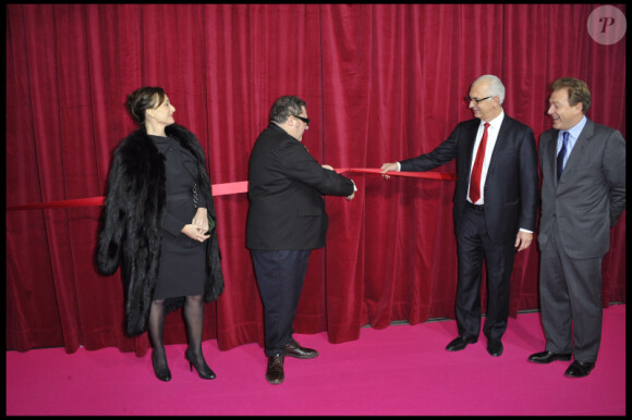 Aidé du président des magasins Printemps Paolo de Cesare, Alber Elbaz coupe le cordon pour dévoiler la vitrine de noël le 10 novembre 2010 à Paris.