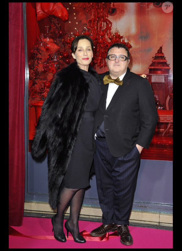 Alber Elbaz et Kristin Scott Thomas devant la vitrine du Printemps à Paris le 10 novembre 2010.
