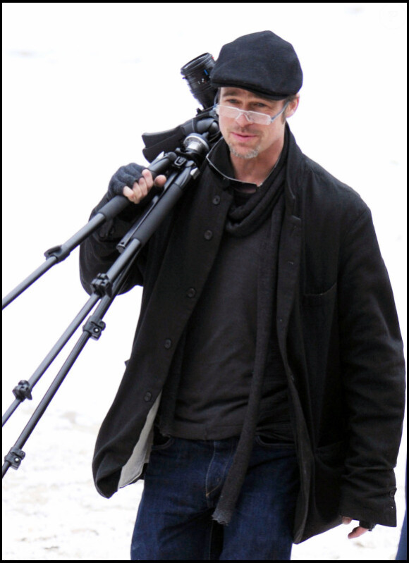 Brad Pitt prend des photos du tournage de la réalisatrice Angelina Jolie en Hongrie le 8 novembre 2010