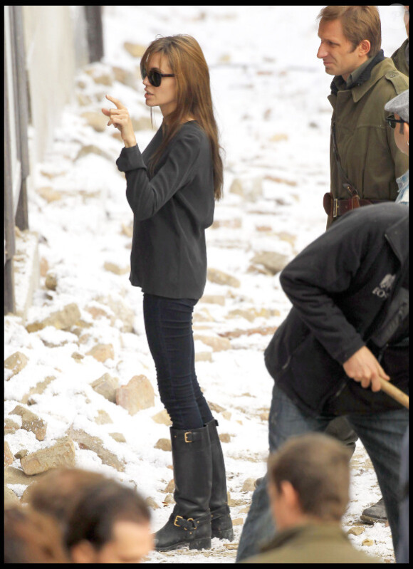 Angelina Jolie sur le tournage de sa première réalisation en Hongrie à Budapest le 14 novembre 2010