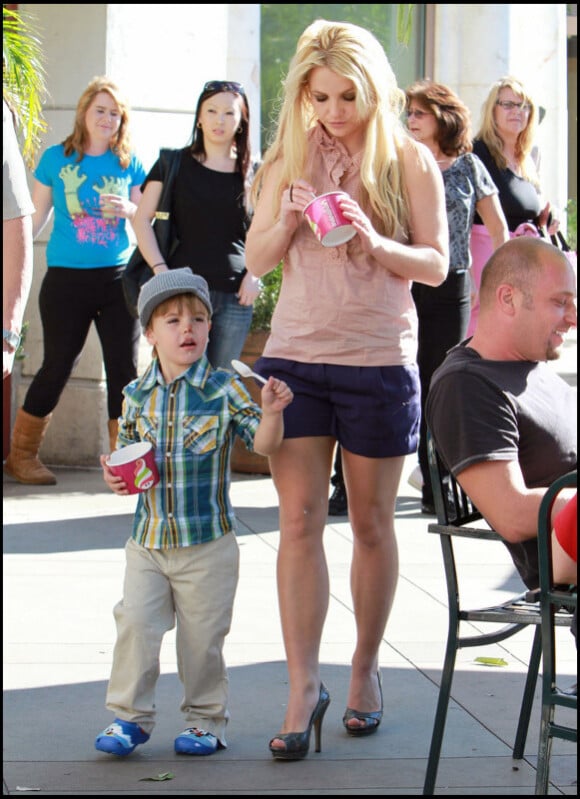 Britney Spears et son fils Sean Preston, cinq ans, dégustent un frozen yogurt dans les rues de Calabasas, en Californie, samedi 13 novembre.