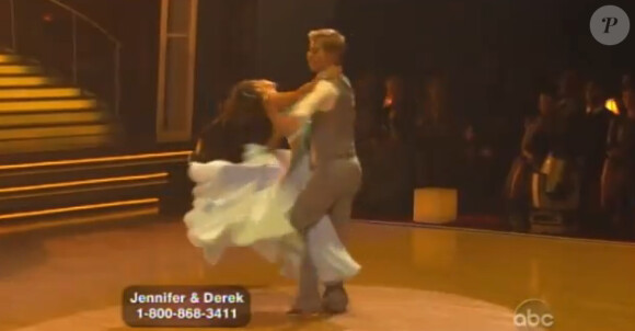 Jennifer Grey et Derek Hough dansent la valse dans Dancing with the stars