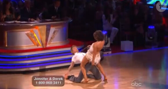 Jennifer Grey et Derek Hough dansent le cha cha cha dans Dancing with the stars