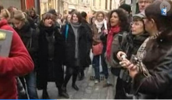 Capture d'écran de la vidéo France 3 sur l'incident à Caen pendant le tournage d'un clip pour Miss France 2011