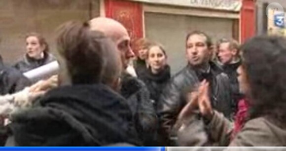 Capture d'écran de la vidéo France 3 sur l'incident à Caen pendant le tournage d'un clip pour Miss France 2011