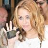 De passage à Paris pour le tournage du film LOL, Miley Cyrus a craqué pour le célèbre it bag 2.55 de Chanel, le 6 septembre 2010.